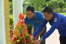 Đoàn tình nguyện Tuổi trẻ Thủ đô dâng hương tại tượng đài cố Chủ tịch Kaysone Phomvihane