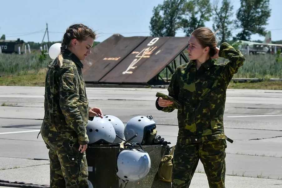Vẻ đẹp rạng ngời của các nữ phi công chiến đấu Nga