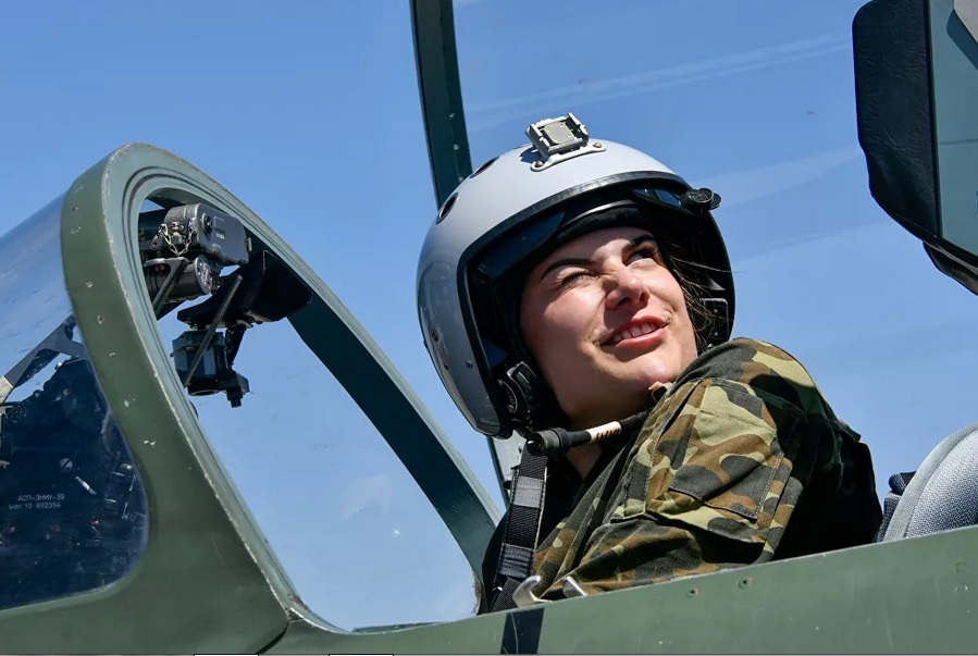 Vẻ đẹp rạng ngời của các nữ phi công chiến đấu Nga