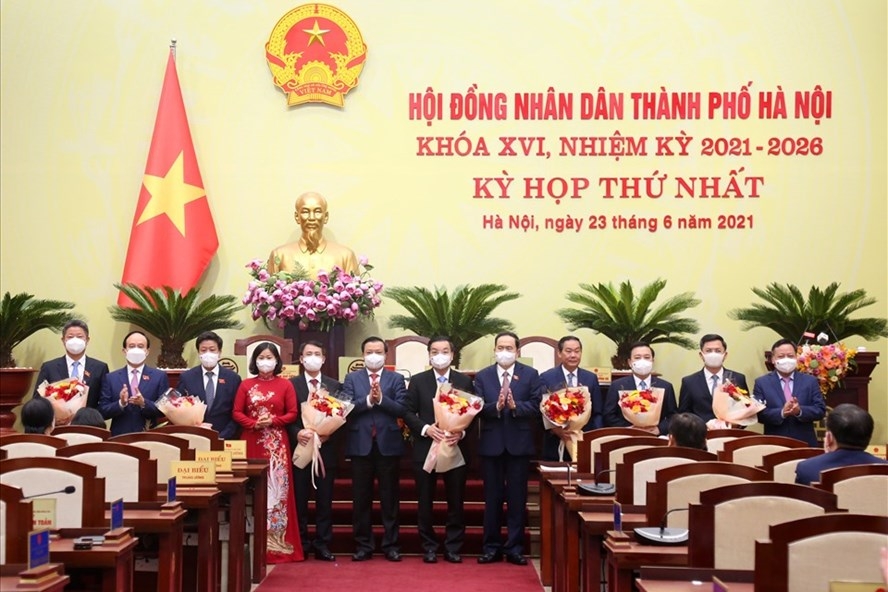 Phó Chủ tịch Thường trực Quốc hội Trần Thanh Mẫn, Bí thư Thành uỷ Hà Nội Đinh Tiến Dũng và lãnh đạo Hội đồng nhân dân tặng hoa chúc mừng Chủ tịch UBND và các Phó Chủ tịch UBND thành phố Hà Nội