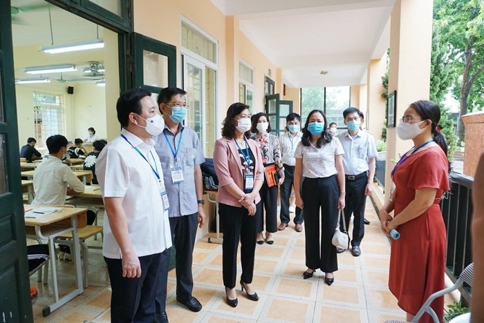 Phó Chủ tịch UBND TP Chử Xuân Dũng kiểm tra điểm thi tại Trường THPT Bắc Thăng Long
