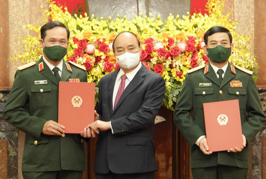 Chủ tịch nước trao Quyết định thăng quân hàm cho Đại tướng Phan Văn Giang và Thượng tướng Vũ Hải Sản. Ảnh: Nguyễn Minh