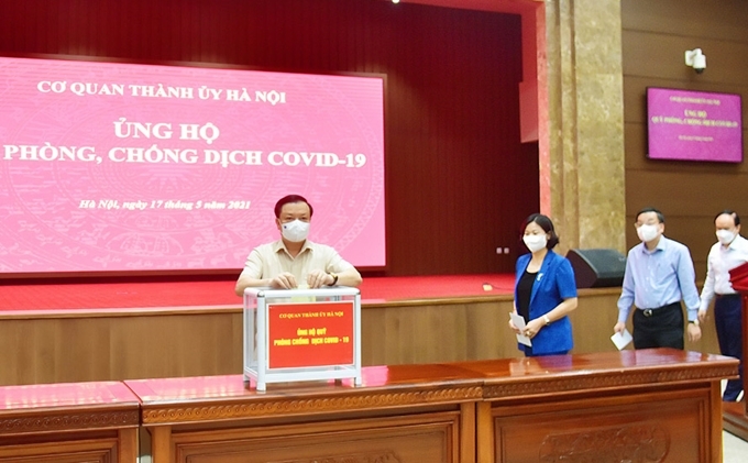 Bí thư Thành ủy Hà Nội  Đinh Tiến Dũng cùng các đồng chí lãnh đạo TP Hà Nội quyên góp ủng hộ Quỹ phòng, chống dịch Covid-19