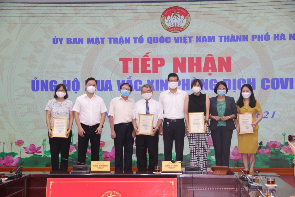 MTTQ Việt Nam TP Hà Nội trao chứng nhận ủng hộ cho các đơn vị