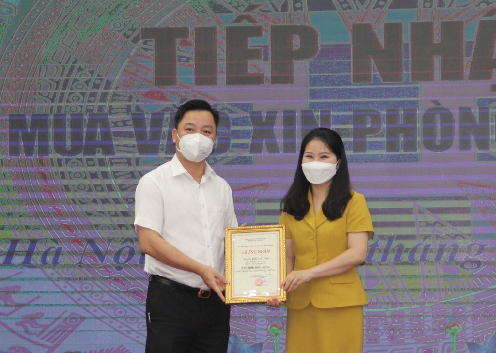 Phó Chủ tịch Ủy ban MTTQ Việt Nam TP Hà Nội Nguyễn Sỹ Trường tiếp nhận ủng hộ từ Thành đoàn Hà Nội