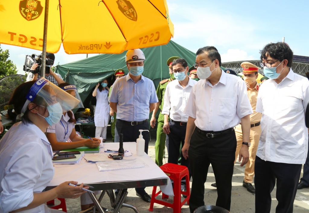 Chủ tịch UBND TP Chu Ngọc Anh kiểm tra tại chốt kiểm soát chống dịch cửa ngõ Thủ đô