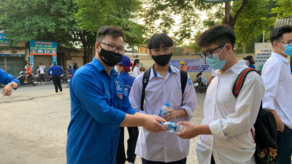 Thanh niên tình nguyện quận Hoàng Mai trao tặng nước uống tới thí sinh