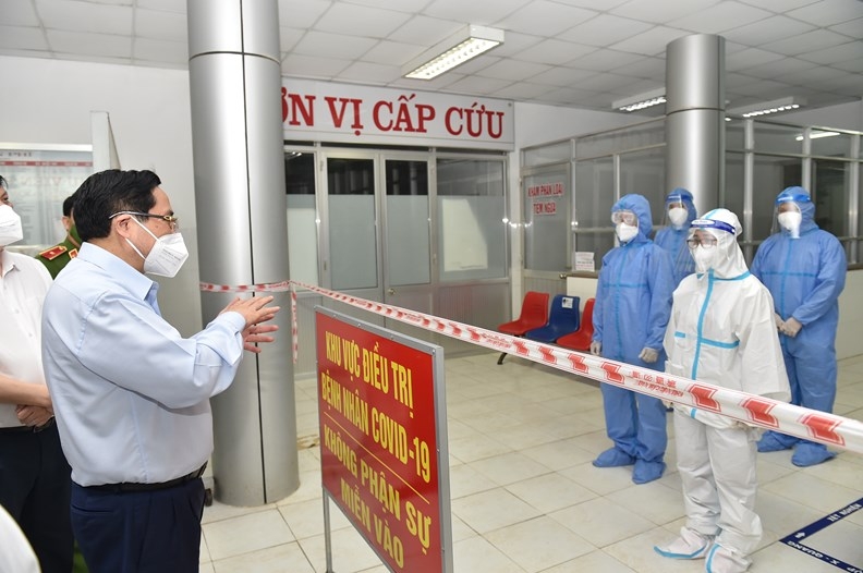 Thủ tướng Phạm Minh Chính động viên các thầy thuốc trên tuyến đầu chống dịch tại Long An