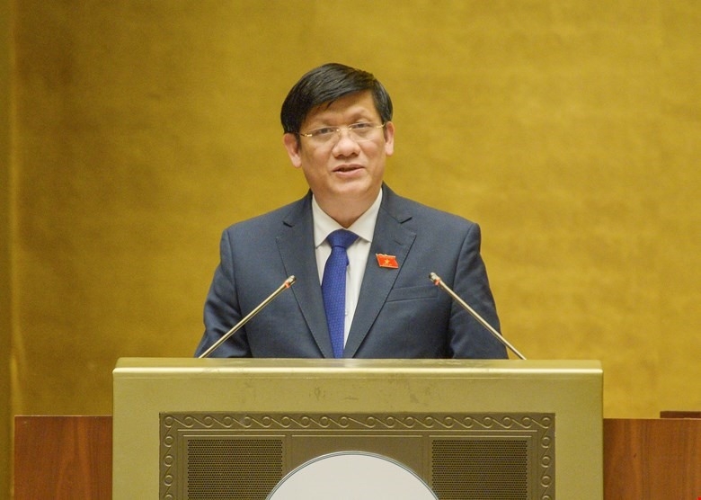 Bộ trưởng Bộ Y tế Nguyễn Thanh Long trình bày tờ trình trước Quốc hội