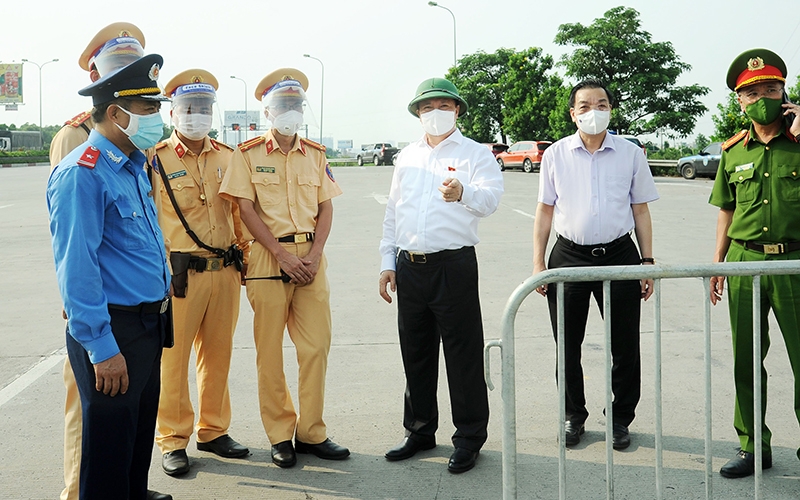 Bí thư Thành ủy Hà Nội Đinh Tiến Dũng, Chủ tịch UBND TP Chu Ngọc Anh kiểm tra công tác kiểm soát người và phương tiện tại khu vực Pháp Vân-Cầu Giẽ.