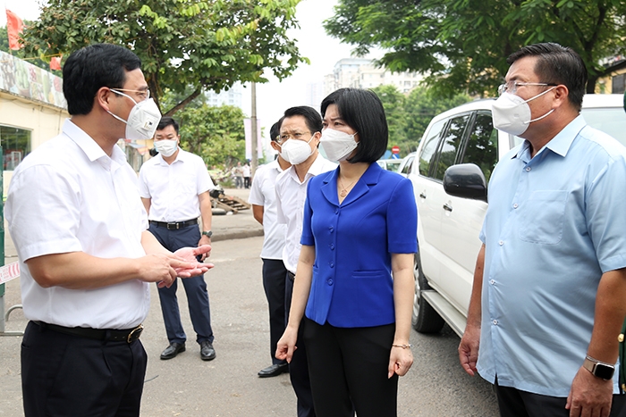 Phó Chủ tịch Thường trực HĐND TP Phùng Thị Hồng Hà kiểm tra công tác phòng, chống dịch Covid-19 tại chợ đầu mối phía Nam, quận Hoàng Mai