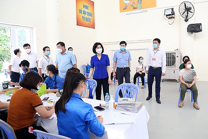 Phó Chủ tịch Thường trực HĐND TP Phùng Thị Hồng Hà kiểm tra tại điểm tiêm vắc xin Covid-19 Trường Tiểu học Thịnh Liệt, quận Hoàng Mai