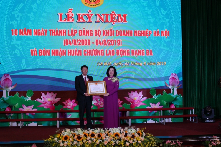 dang uy khoi doanh nghiep ha noi don nhan huan chuong lao dong hang ba