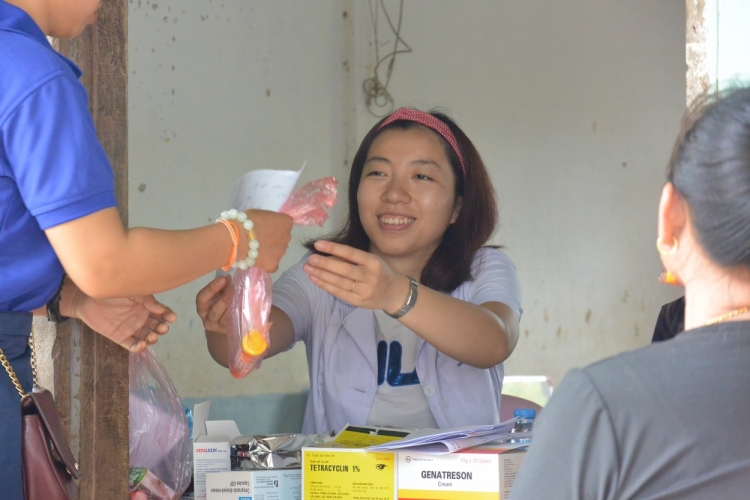 mau ao trang tinh nguyen cua tuoi tre thu do tren dat nuoc lao