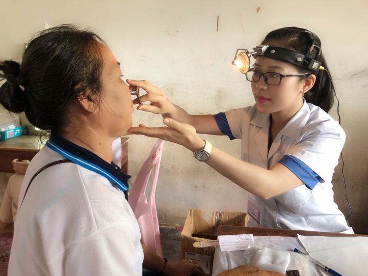 mau ao trang tinh nguyen cua tuoi tre thu do tren dat nuoc lao