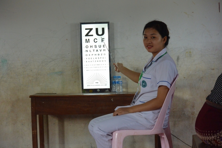 mau ao trang tinh nguyen cua tuoi tre thu do tren dat nuoc lao