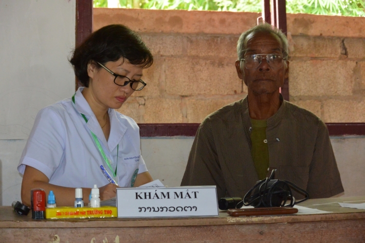 mau ao trang tinh nguyen cua tuoi tre thu do tren dat nuoc lao
