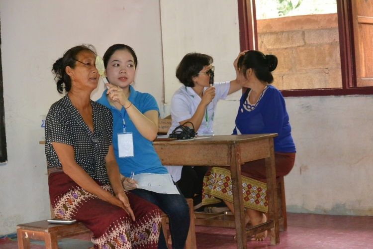 mau ao trang tinh nguyen cua tuoi tre thu do tren dat nuoc lao