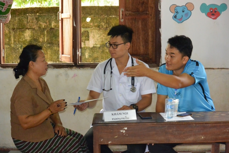 mau ao trang tinh nguyen cua tuoi tre thu do tren dat nuoc lao