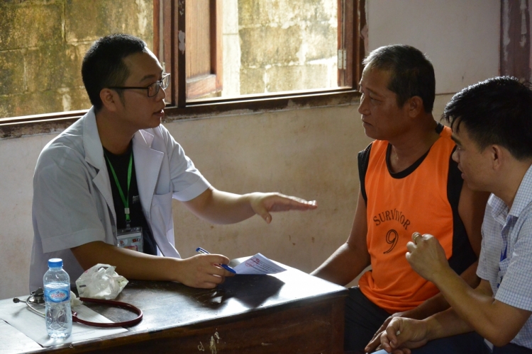 mau ao trang tinh nguyen cua tuoi tre thu do tren dat nuoc lao