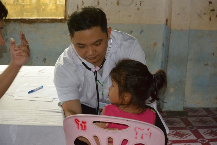 mau ao trang tinh nguyen cua tuoi tre thu do tren dat nuoc lao