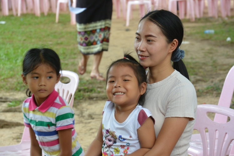 mau ao trang tinh nguyen cua tuoi tre thu do tren dat nuoc lao