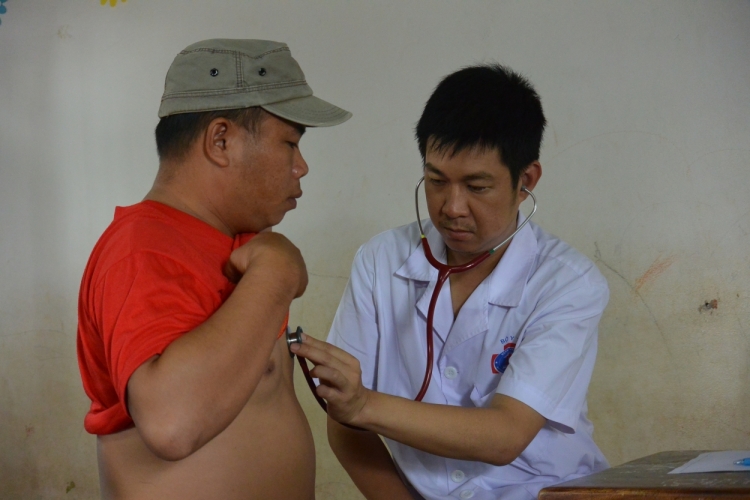 mau ao trang tinh nguyen cua tuoi tre thu do tren dat nuoc lao