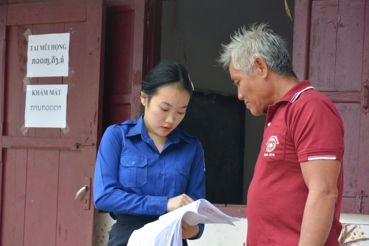 mau ao trang tinh nguyen cua tuoi tre thu do tren dat nuoc lao