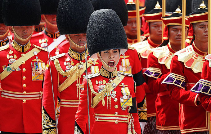 Vua Thái Lan sắc phong nữ y tá làm hoàng quý phi