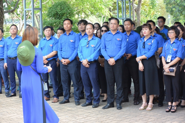 tuoi tre thu do dang huong tuong nho cac anh hung liet si tai quang tri