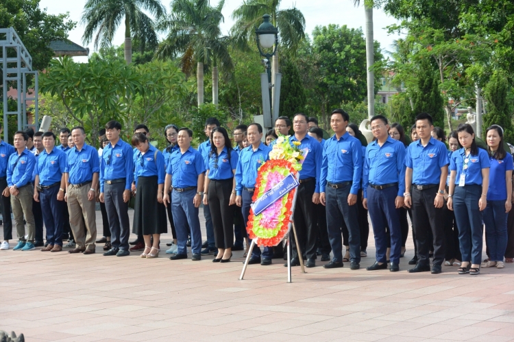 tuoi tre thu do dang huong tuong nho cac anh hung liet si tai quang tri