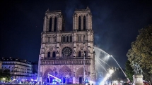 Vụ cháy Nhà thờ Đức Bà Paris: Giới chức cảnh báo nguy cơ nhà thờ bị sập