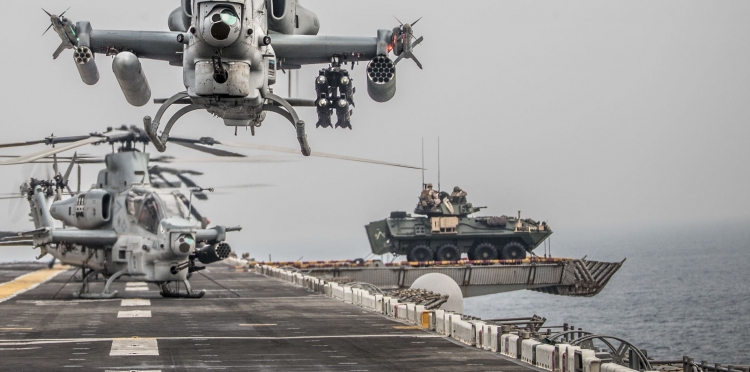 Mỹ đặt xe bọc thép lên boong tàu đổ bộ trước mắt TQ, Iran để làm gì?