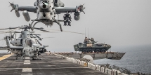 Mỹ đặt xe bọc thép lên boong tàu đổ bộ trước mắt TQ, Iran để làm gì?