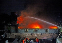 Hỏa hoạn thiêu rụi khu nhà 