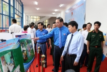 Xúc động những tấm ảnh “Dấu ấn 20 năm phong trào Thanh niên tình nguyện”