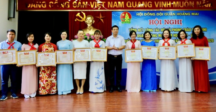 hoi dong doi quan hoang mai duoc trung uong doan tang bang khen