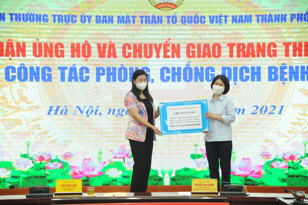 Ủy ban MTTQ Việt Nam TP Hà Nội trao chuyển giao kinh phí hỗ trợ cho Sở Y tế Hà Nội