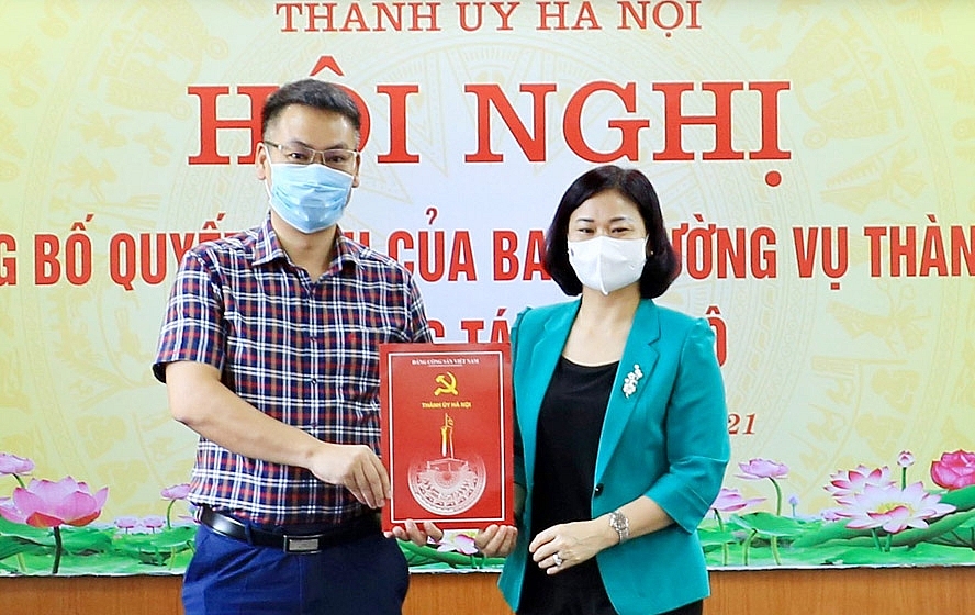 Phó Bí thư Thường trực Thành ủy Hà Nội Nguyễn Thị Tuyến trao thông báo của Ban Thường vụ Thành ủy Hà Nội giao điều hành Đảng bộ huyện Mê Linh cho đồng chí Phó Bí thư Thường trực Huyện ủy Mê Linh Nguyễn Anh Tuấn