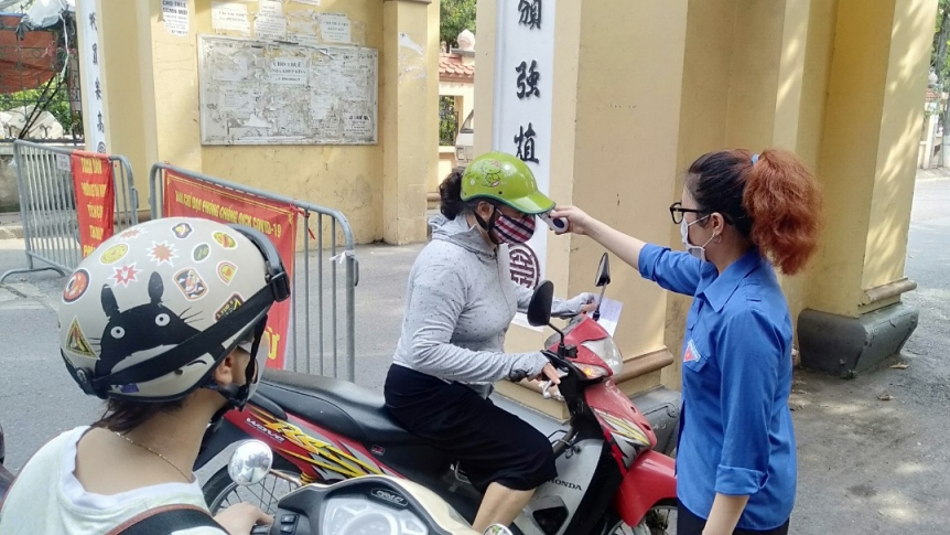 Bí thư Thành đoàn Hà Nội tặng quà thanh niên tại chốt “vùng xanh” quận Hoàng Mai