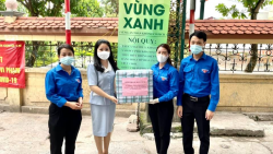 Bí thư Thành đoàn Hà Nội tặng quà thanh niên tại chốt “vùng xanh” quận Hoàng Mai