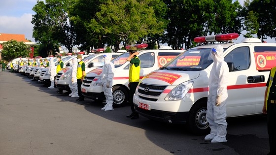 Bộ Tư lệnh TPHCM tổ chức lễ bàn giao đội ngũ y, bác sĩ và 30 xe cứu thương cho Sở Y tế TPHCM.