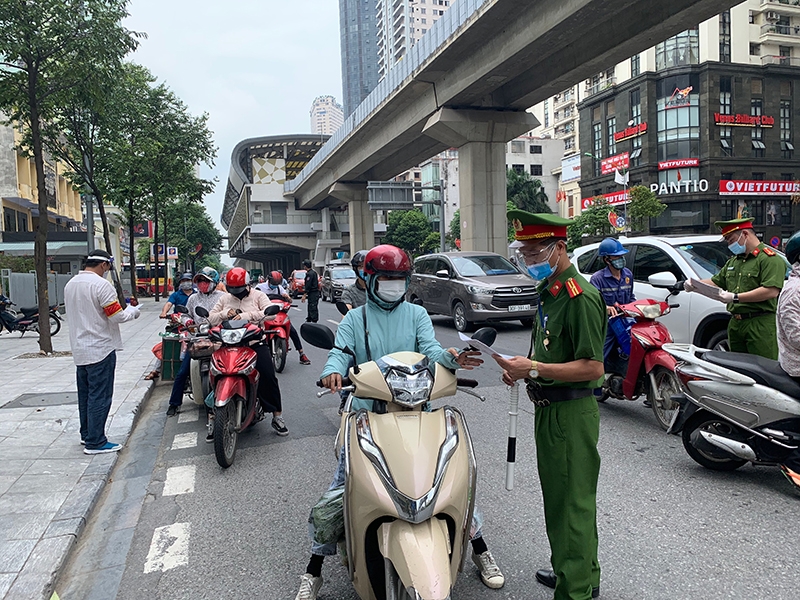 Việc cấp giấy đi đường tràn lan khiến đường phố Hà Nội vẫn đông đúc trong những ngày giãn cách xã hội (ảnh chụp sáng 24/8)