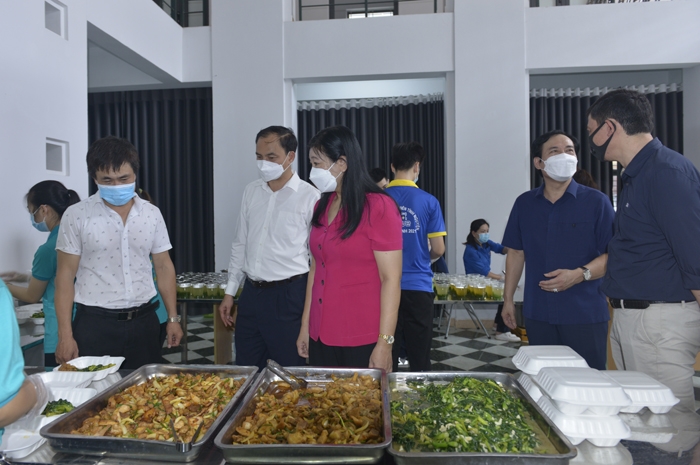 Chủ tịch Ủy ban MTTQ Việt Nam TP Nguyễn Lan Hương thăm bếp ăn tại Nhà văn hóa phường Nhật Tân