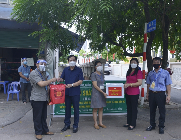 Chủ tịch Ủy ban MTTQ Việt Nam TP Nguyễn Lan Hương tặng quà cho chốt Vùng xanh tại ngõ 32, phường Tứ Liên