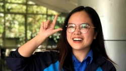 Cô gái "mắt cười" học giỏi, yêu hoạt động phong trào