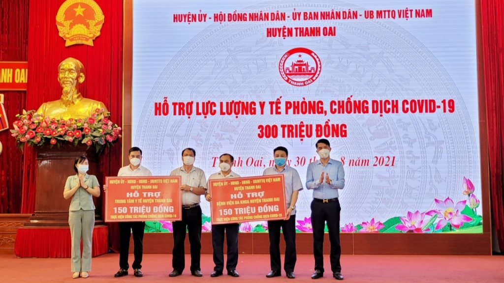 Dịp này huyện Thanh Oai trao tặng 300 triệu đồng đến