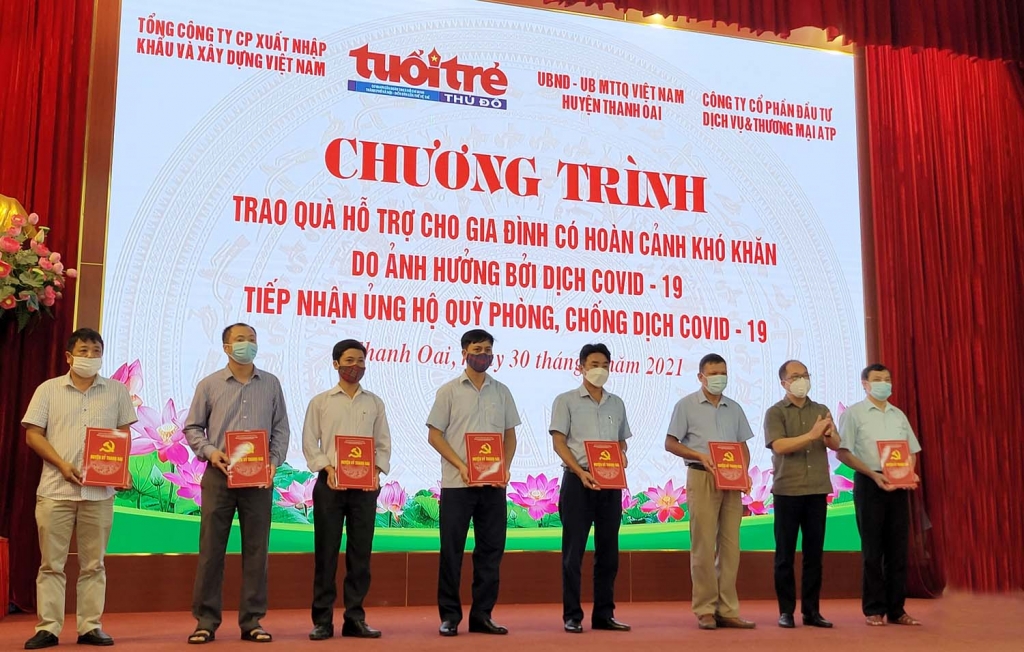 trao quà tới đại diện MTTQ các xã.