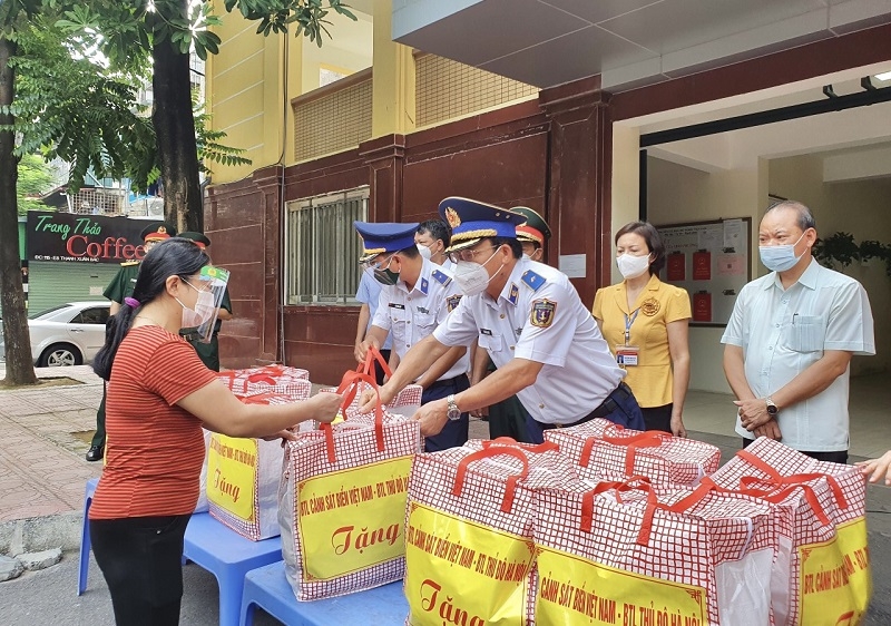 Đại diện lãnh đạo Bộ Tư lệnh Cảnh sát biển, Bộ Tư lệnh Thủ đô Hà Nội trao quà cho các gia đình phường Thanh Xuân Bắc