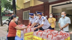 Trao 400 suất quà hỗ trợ các gia đình khó khăn tại quận Thanh Xuân